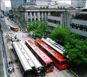 Curitiba buses>Thus the $323,000/mi
($200,000/km) cost for the Curitiba busway cited by Peirce, even in 1971 dollars, for a US busway
today is highly questionable.  Even inflating to current dollars via the CPI (3.5 % compounded) for 29
years makes Curitiba's 1971 cost per mile equal to about $876,000 in year 2000 dollars – far (and implausibly) lower than actual experience in the USA at any time.</SPAN></P>


<P><SPAN STYLE=