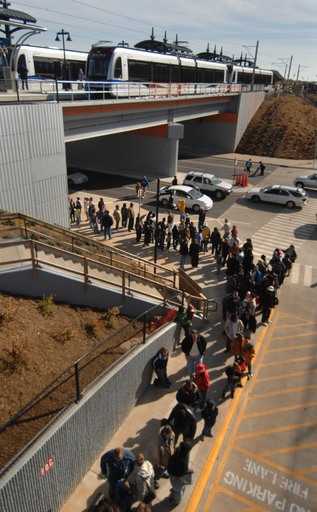 Crowd to board LRT